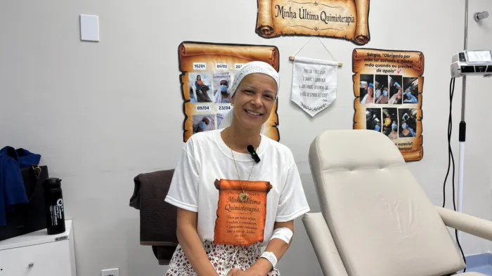 Professora celebra vitória no tratamento contra o câncer de mama após quimioterapia no Hospital Metropolitano