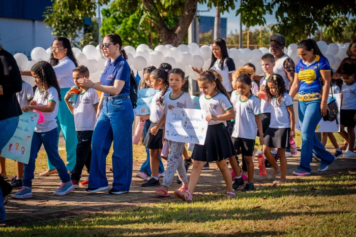 Lucas do Rio Verde realiza caminhada pela proteção de crianças e adolescentes