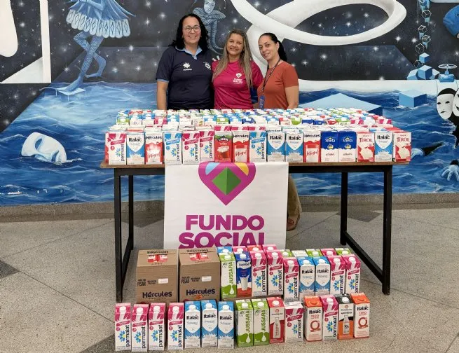 Fundo Social recebe mais de 300 litros de leite arrecadados com peça teatral ‘Santo Riso’