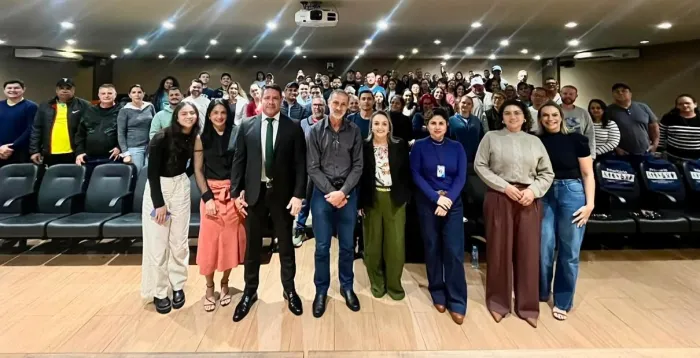 Promotor de Justiça, Claudio Rogério Ferreira Gomes, com palestrantes e participantes da capacitação continuada.Foto: Divulgação/Assecom