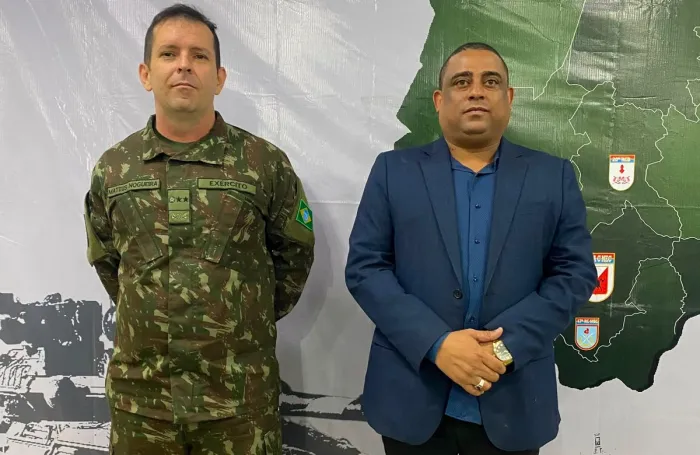 Nilson Francisco da Silva e o major Matheus Nogueira, Oficial de Ligação, da 4ª Brigada de Cavalaria Mecanizada.Foto: Divulgação/Assecom