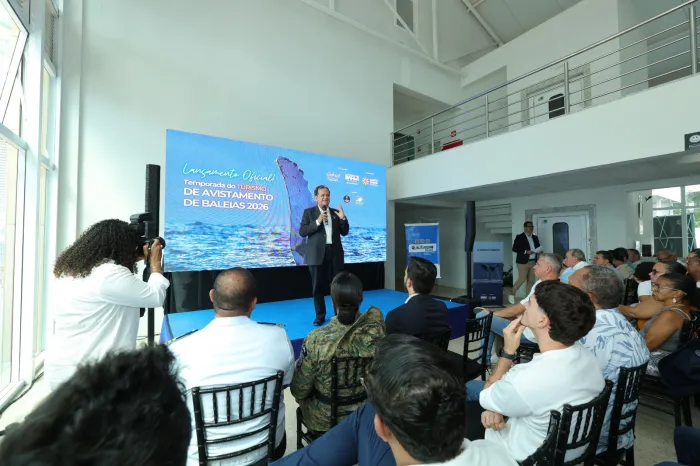 Bahia lança temporada 2026 de observação de baleias-jubarte com capacitação para profissionais do turismo