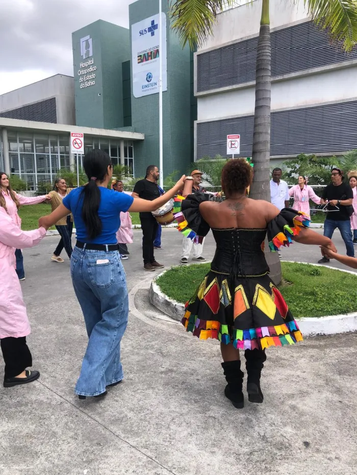 Voluntariado Einstein leva alegria junina e celebra o Dia dos Namorados com pacientes do Hospital Ortopédico do Estado da Bahia