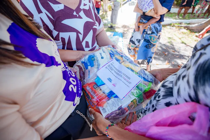 Prefeitura entrega alimentos arrecadados na corrida “Correr Por Elas” e beneficia mulheres assistidas pelo CRAM