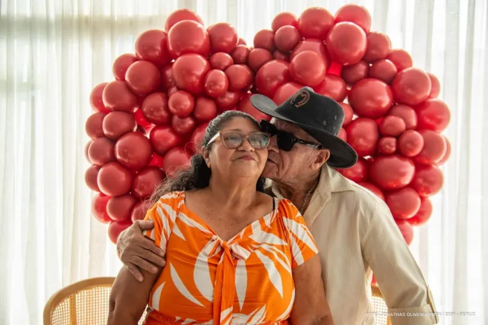 Dia dos Namorados celebra histórias de amor e companheirismo entre idosos do Cabelos de Prata