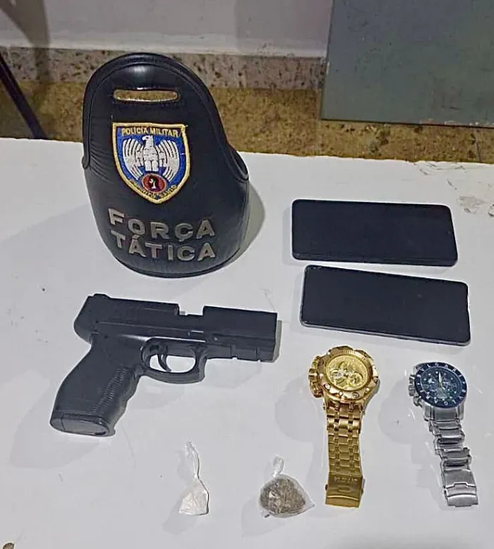 Suspeitos são detidos com drogas e simulacro de pistola no interior de São Gabriel da Palha