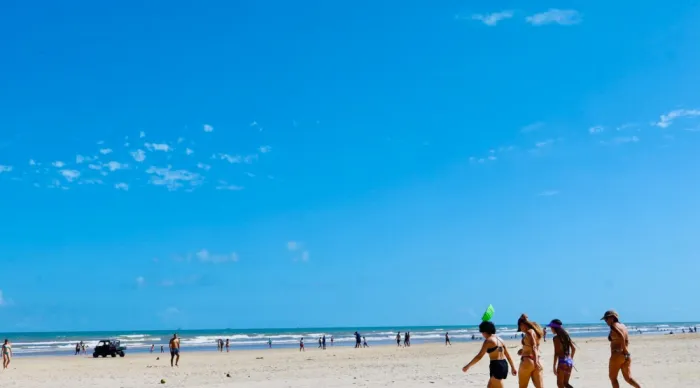 Turistas vêm ao estado e se encantam pelas praias sergipanas com mar de águas calmas e mornas / Foto: Max Carlos