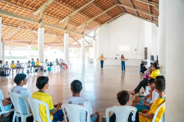 Durante a palestra, foram abordados temas como aliciamento virtual, exposição indevida de imagens, compartilhamento de informações pessoais, cyberbullying, sextorsão e contato com desconhecidos