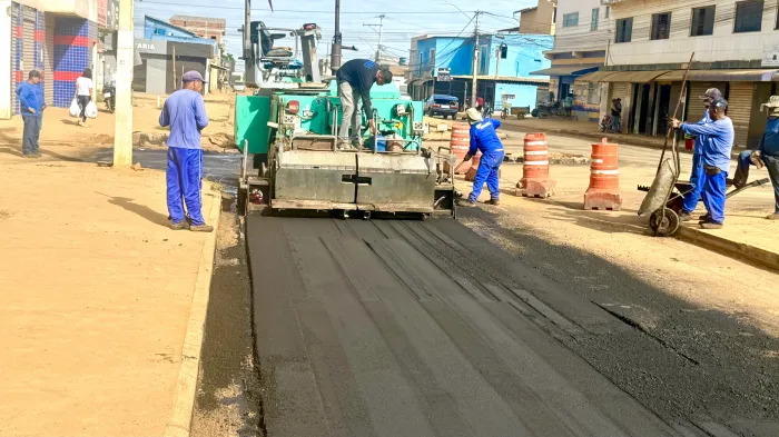 Vila América: Prefeitura avança com pavimentação asfáltica na Avenida Francisco Sabino