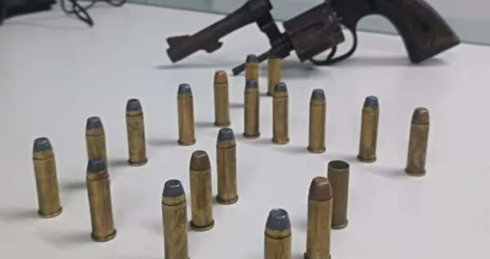 Polícia Militar prende suspeito em flagrante com arma de fogo e munições no bairro Vila Velha