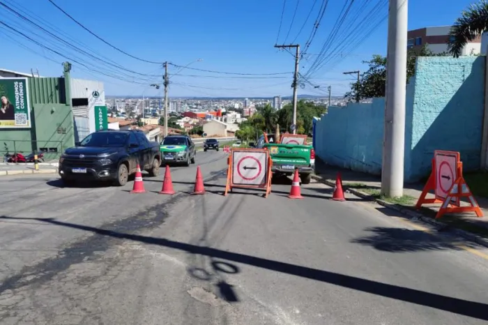Simtrans realiza desvio na Travessa Primavera para execução de serviço de terraplanagem