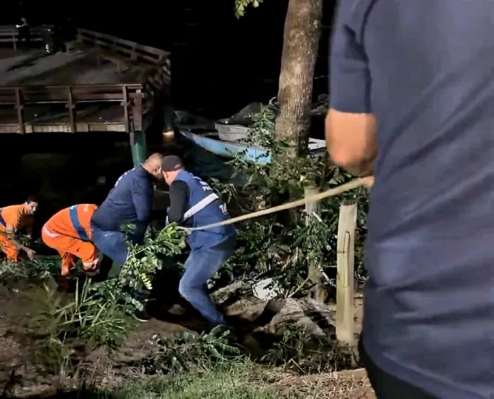 Prefeitura retira embarcações irregulares e remove construções ilegais na Lagoa