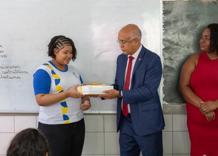 Alunos da rede municipal de Lauro de Freitas recepcionam conselheiro do TCE-BA em escola na Itinga