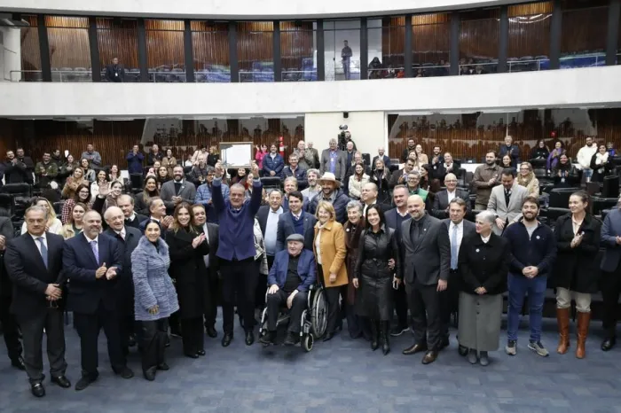 Assembleia Legislativa reconhece trajetória de quatro décadas do geólogo Everton Souza a serviço do Paraná