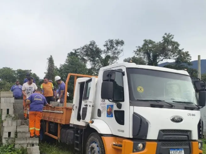 Prefeitura de São Sebastião apreende 740 blocos em área de preservação ambiental no Piavu