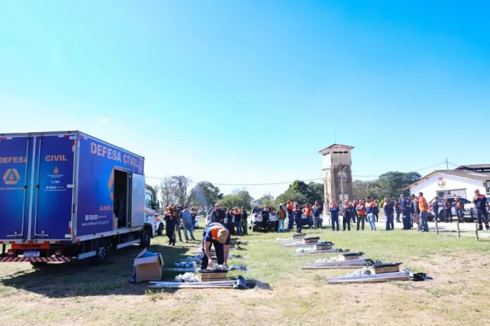 O kit tem 41 equipamentos, entre eles enxada, abafador, boné, óculos de proteção, lanterna, cantil e luva, e é entregue diretamente aos municípios ou produtores rurais, após treinamento com a Defesa Civil – Foto: Divulgação/Governo de São Paulo