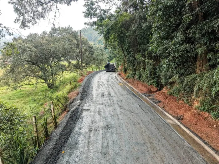 DER-SP destina mais de 100 mil m³ de fresa asfáltica a prefeituras, volume suficiente para pavimentar 150 campos de futebol
