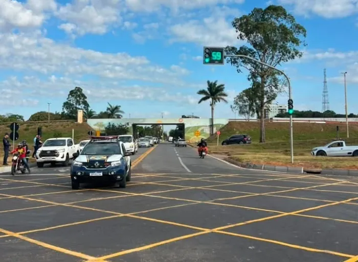 Foto: cruzamento Av. Alexandre Ferronato com Rua João Pedro Moreira de Carvalho / crédito: Raquel Ostrovski
