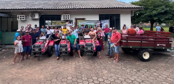 Dra. Taíssa participa da entrega de tratoritos e implementos agrícolas em Urupá