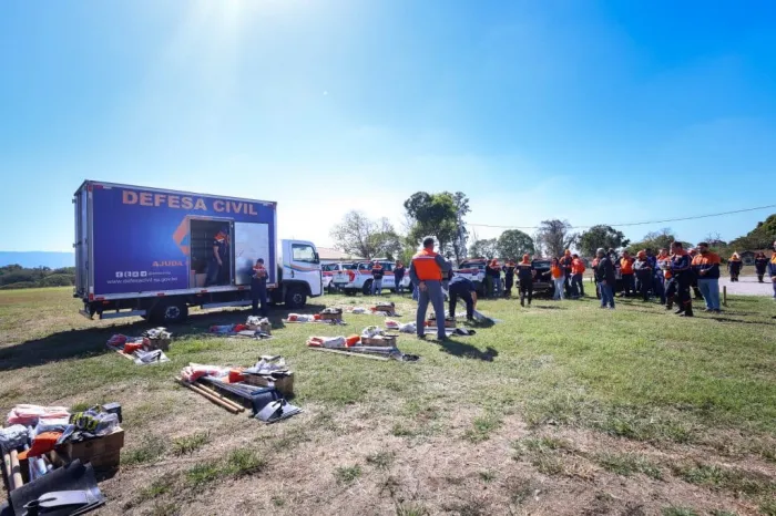 O kit tem 41 equipamentos, entre eles enxada, abafador, boné, óculos de proteção, lanterna, cantil e luva, e é entregue diretamente aos municípios ou produtores rurais, após treinamento com a Defesa Civil – Foto: Divulgação/Governo de São Paulo