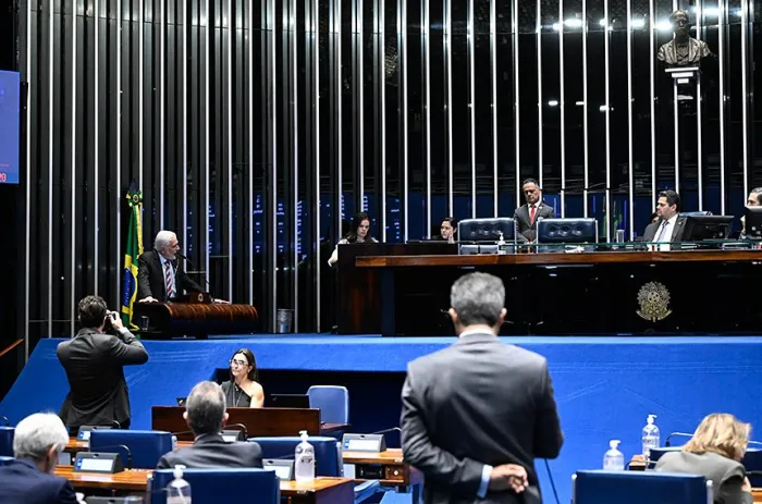 Senadores do governo e da oposição se solidarizam com presidente do Senado