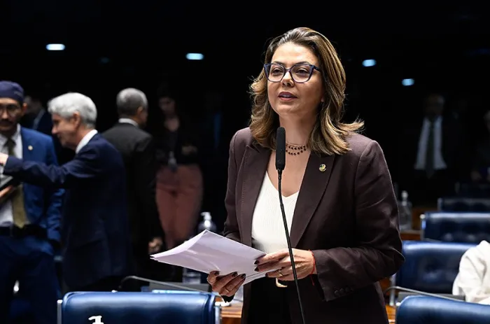 Relatora do projeto, Leila Barros se pronuncia em favor dele na sessão - Foto: Carlos Moura/Agência Senado