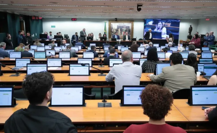 Comissão de Constituição e Justiça aprova propostas com homenagens a cidades, eventos e figuras históricas