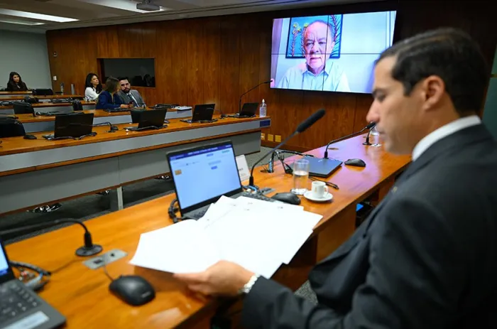 O senador Zequinha Marinho (telão) relatou o texto - Foto: Andressa Anholete/Agência Senado