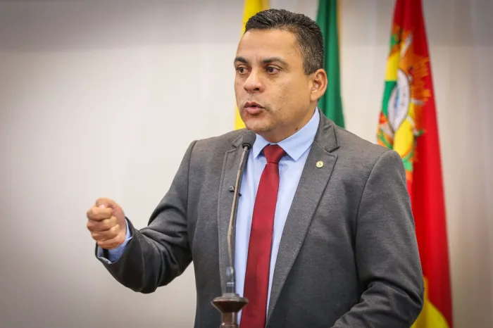 Gilberto Lira coloca nome à disposição para integrar comissão da ponte e propõe homenagem a projeto social de jiu-jitsu em Tarauacá