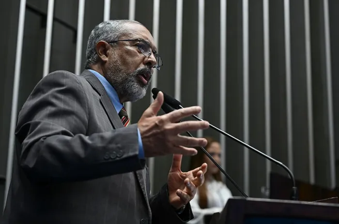 Paim defende redução da jornada de trabalho e divulga debate em 1º de julho
