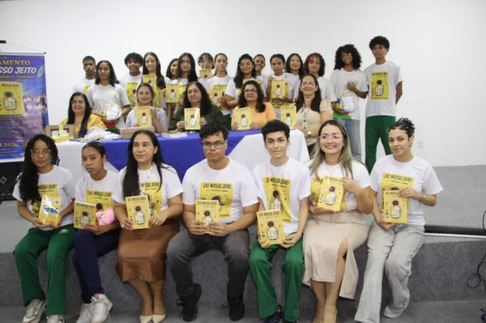 Estudantes da rede estadual lançam livro sobre identidade e respeito