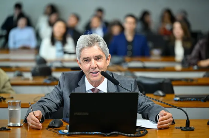 O senador Jaime Bagattoli leu o parecer sobre a proposta - Foto: Andressa Anholete/Agência Senado