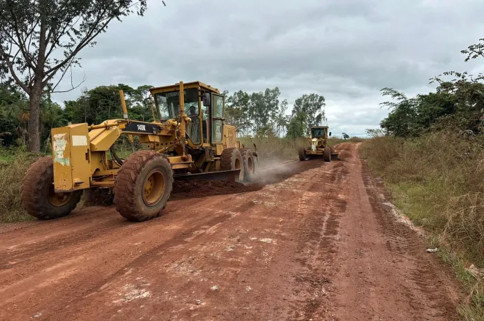  Serviços de manutenção e recuperação da RO-135, conhecida como Linha 156, no trecho que liga Vila Marcão ao Porto Rolim do Guaporé (Foto: Nicolly Manuela | Assessoria Parlamentar)