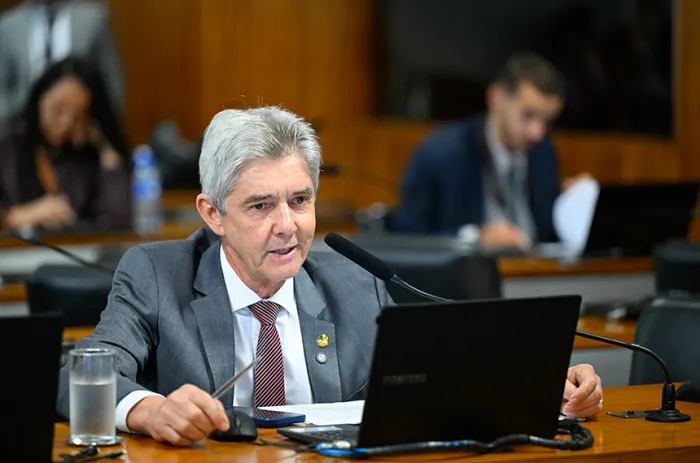 O senador Jaime Bagattoli leu o relatório do senador Marcio Bittar - Foto: Andressa Anholete/Agência Senado