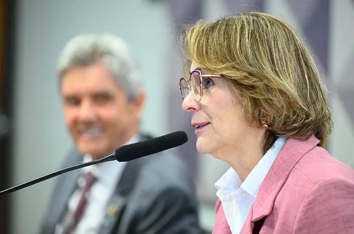 Damares Alves leu o relatório de Flávio Arns para o PL 3.980/2025, que segue para a CAS - Foto: Andressa Anholete/Agência Senado