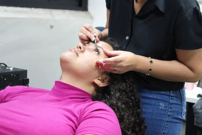 Curso gratuito ensina extensão de cílios no Marcos Roberto 