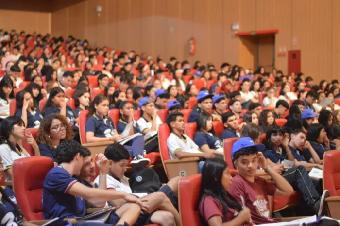 Ao todo, 1.020 estudantes de seis escolas estaduais participaram da programação, que incluiu aulas de redação, atualidades e matemática