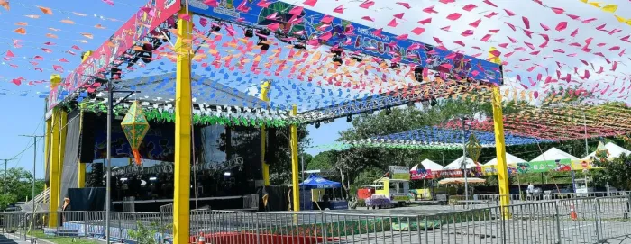 ,O arraial foi instalado no estacionamento da Assembleia Legislativa, com toda a estrutura para a diversão dos visitantes