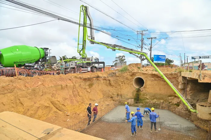 Prefeitura inicia concretagem em caixa de drenagem da obra de macrodrenagem da Avenida Brumado