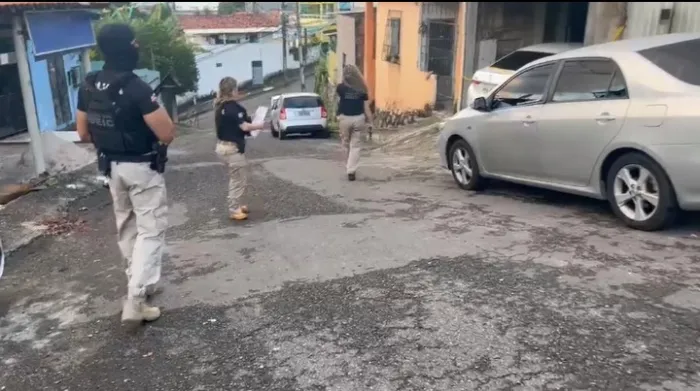 Operação Balaclava cumpre mandados contra grupo investigado por roubos e furtos na orla de Salvador