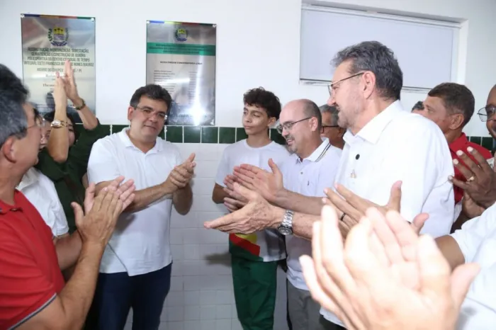 Rafael Fonteles inaugura escola padrão ouro e acompanha asfaltamento de ruas em Morro do Chapéu