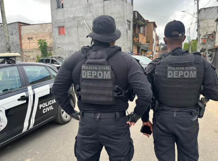 Foram apreendidos um simulacro de fuzil, maquinetas de cartão, celulares e outros materiais utilizados pelo grupo criminoso - 18/06/2026 - Fonte/Crédito: Divulgação: Ascom PCBA