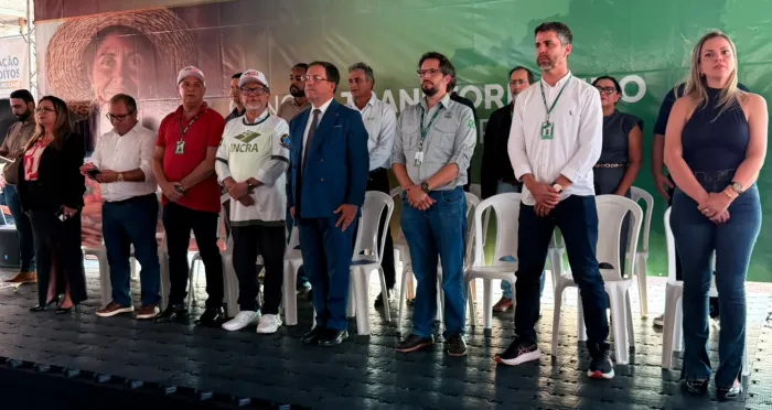  Celebrando a entrega de títulos de terra, créditos produtivos e moradias para a reforma agrária (Foto: Assessoria Parlamentar)