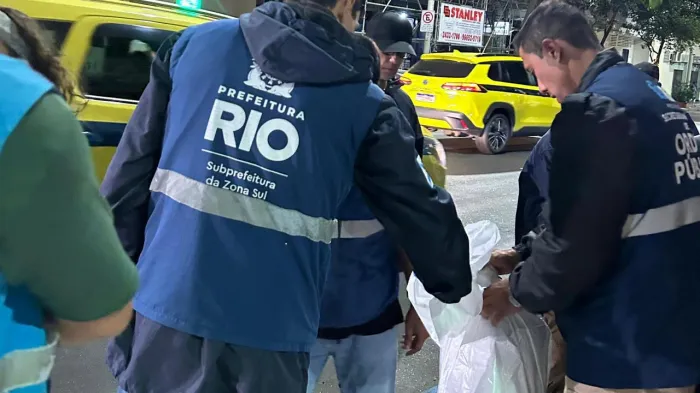 Operação conjunta em Copacabana aplica R$ 12 mil em multas por ocupação irregular de calçadas