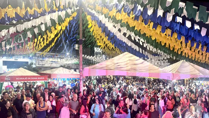 Arraiá da Conquista: penúltima noite na Praça Nove de Novembro mistura tradição e juventude