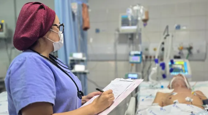 No Hospital de Urgências de Sergipe, equipes atuam em ritmo acelerado para estabilizar pacientes críticos; decisões rápidas, integração profissional e estrutura especializada fazem diferença entre a vida e a morte / Fotos: Ascom SES