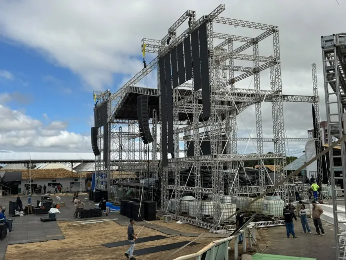 Arraiá da Conquista: organização da festa segue com finalização da montagem da estrutrura no Parque de Exposições 