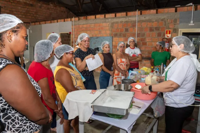 Governo do Acre promove oficina culinária para fortalecer vínculos familiares e incentivar o empreendedorismo feminino em Cruzeiro do Sul