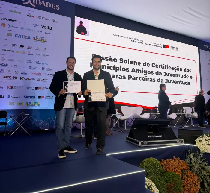 Vitor Checon (centro) recebe o certificado do secretário estadual da Justiça e Cidadania, Arhur Lima (à esquerda), e do coordenador estadual da Juventude, Juliano Borges.