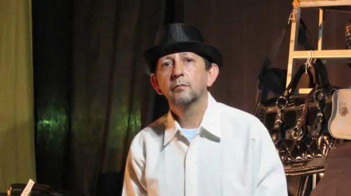 Sônia Cabral recebe espetáculo de José Celso Cavalieri sobre rotina e reflexão no palco